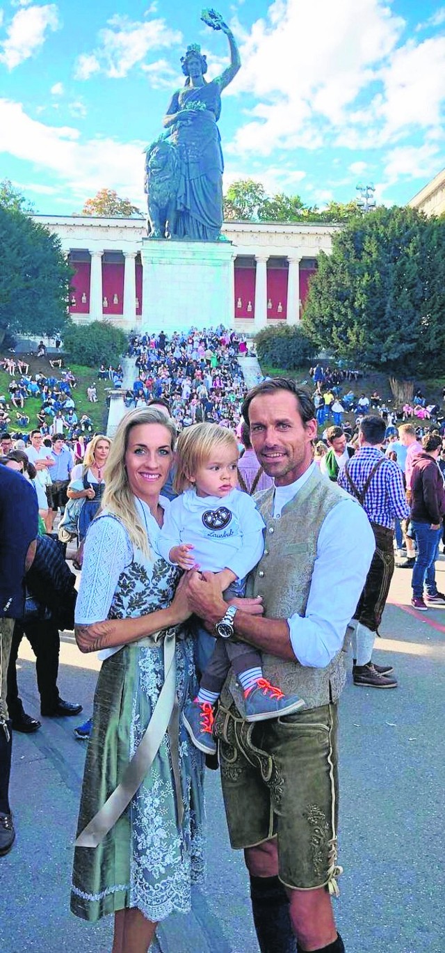 Sven z żoną Melissą (była piłkarka Wolfsburga) i synem Glenem