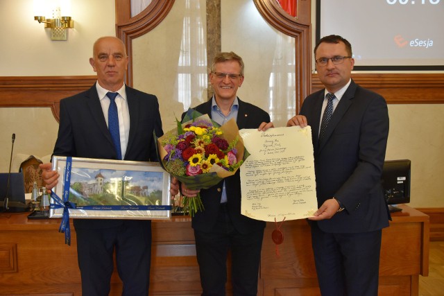 Na sesji Rady Powiatu Krakowskiego pożegnano wieloletniego radnego Wojciecha Kruka (stoi w środku)