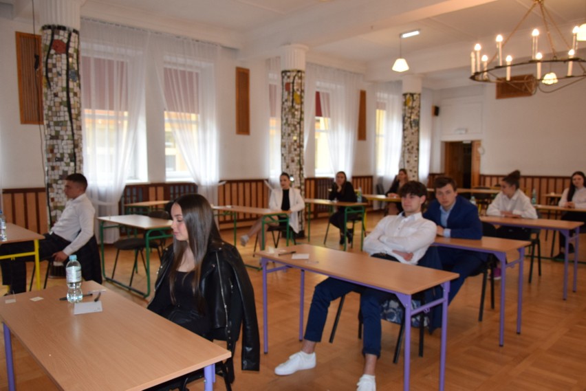 Matura 2022 w Sandomierzu. Tak przebiegał egzamin maturalny z języka angielskiego. Zobacz zdjęcia