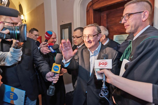 W zeszły czwartek, tuż po godz. 23, Józef Pinior odzyskał wolność. Poznański sąd nie zgodził się z tezą prokuratury, że są mocne dowody na korupcję