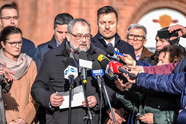 W odpowiedzi na działania Prokuratury Regionalnej, władze Gdańska oraz poseł Piotr Adamowicz we wtorek 25.02.2020 r. zorganizowali konferencję prasową na Targu Węglowym w Gdańsku