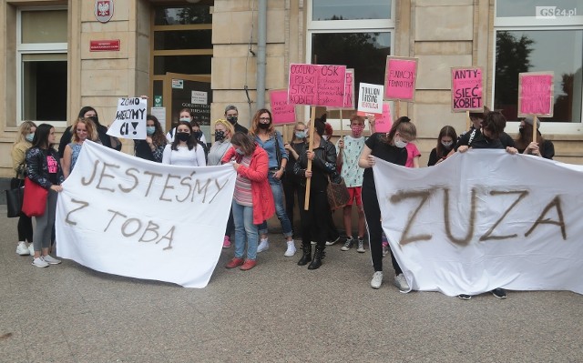 Pokrzywdzoną Zuzannę i jej rodzinę wspierało kilkadziesiąt osób manifestujących przed sądem 15 lipca.