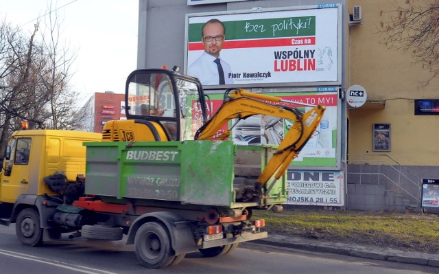 Billboardy z prezydentem i przewodniczącym Rady Miasta Lublin to nielegalna kampania wyborcza - uważają działacze Twojego Ruchu