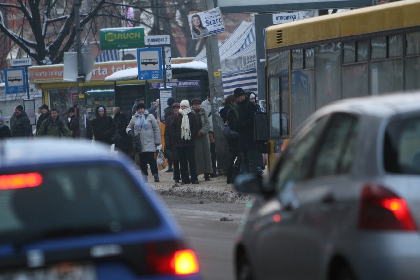 17.12.2010 katowice przystanek autobusowy pod slazakiem...