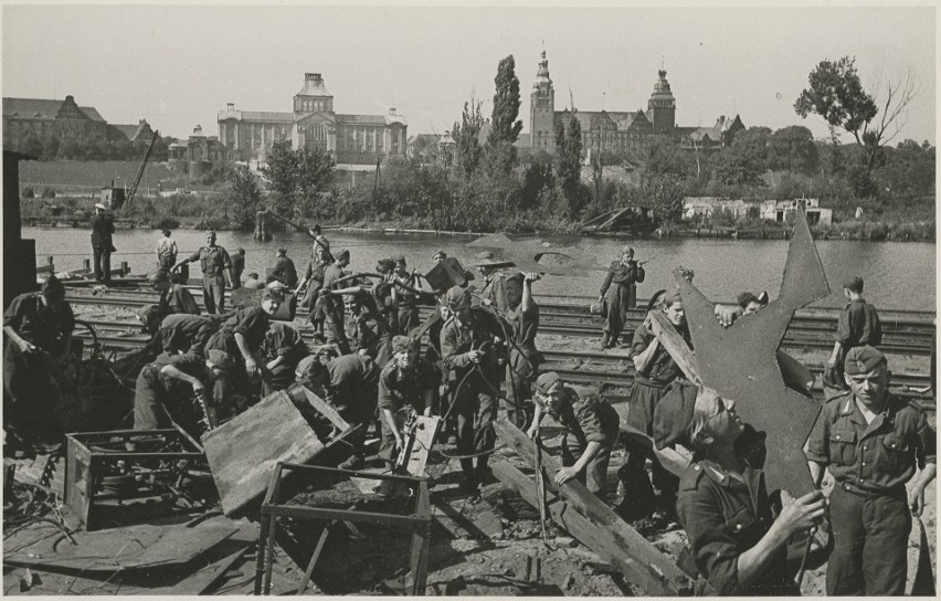 1948 rok. Junacy 16 Brygady Służby Pracy uprzątają z gruzów...