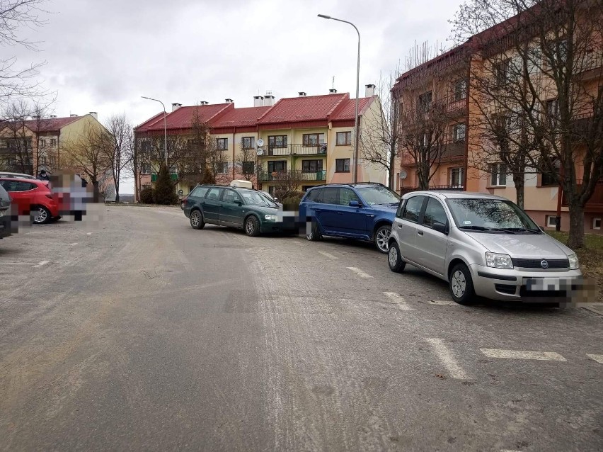 Wypadek w Połańcu. Auto z pijanym kierowcą wjechało w trzy zaparkowane samochody [ZDJĘCIA]