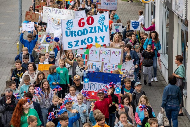 Uczniowie i nauczyciele SP nr 48 w Bydgoszczy, która świętuje 60-lecia istnienia szkoły oraz 35-lecie pracy z uczniem słabosłyszącym, przeszli w kolorowym przemarszu ulicami Błonia. Przy okazji zapraszali mieszkańców dzielnicy na piątkowy festyn, który organizują z okazji jubileuszu.