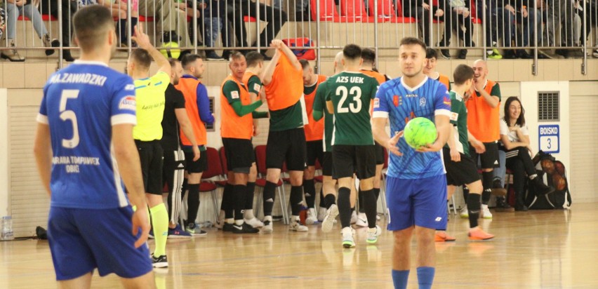 Moravia Tompawex Obice wygrała z AZS UE Kraków w 1/32 Pucharu Polski w futsalu. Była czerwona kartka dla zawodnika gości. Zobacz zdjęcia