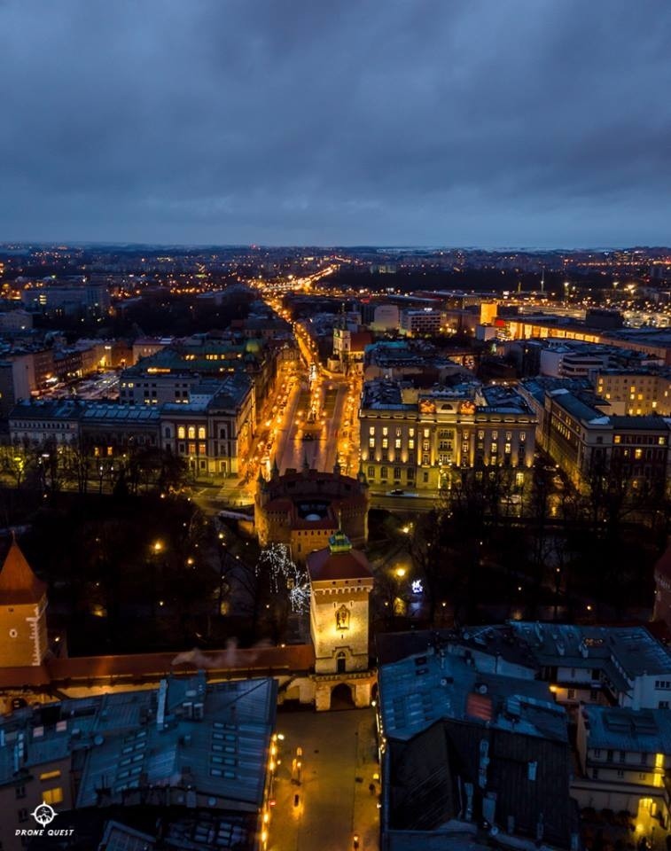 Kraków zachwyca po zmroku. Zobacz niesamowite zdjęcia z lotu ptaka