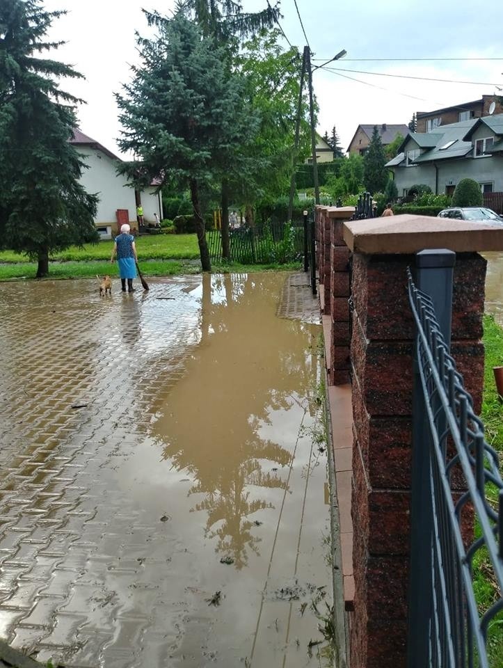 Ulewa w Zastowie. Podtopione podwórka, zalana droga powiatowa