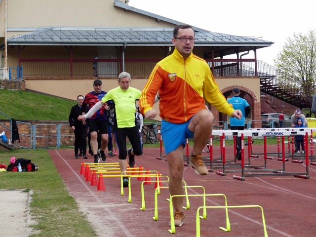 Na stadionie lekkoatletycznym w Kielcach w sobotę odbyły się pierwsze w tym roku zajęcia Biegam Bo Lubię Kielce. Poprowadził je nowy trener Marcin Stokowiec.Zachęcamy do obejrzenia galerii zdjęc.Szczegóły na kolejnych slajdach. (dor)