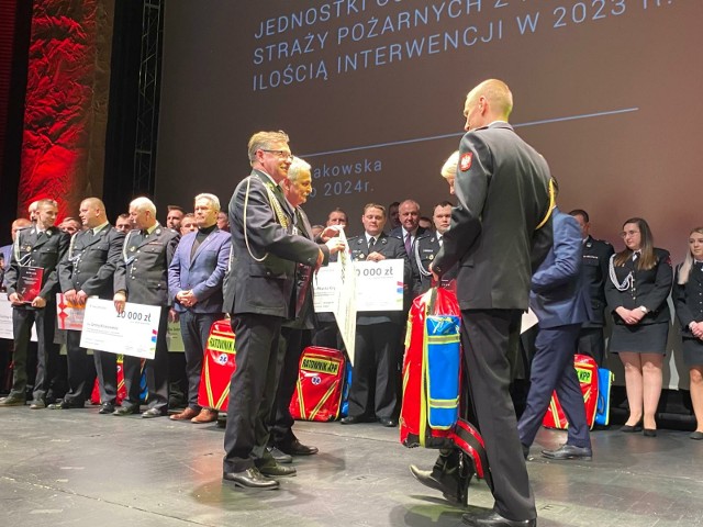 Prezes OSP Libiąż Marek Cygan i burmistrz Jacek Latko odebrali nagrodę finansową w stolicy Małopolski