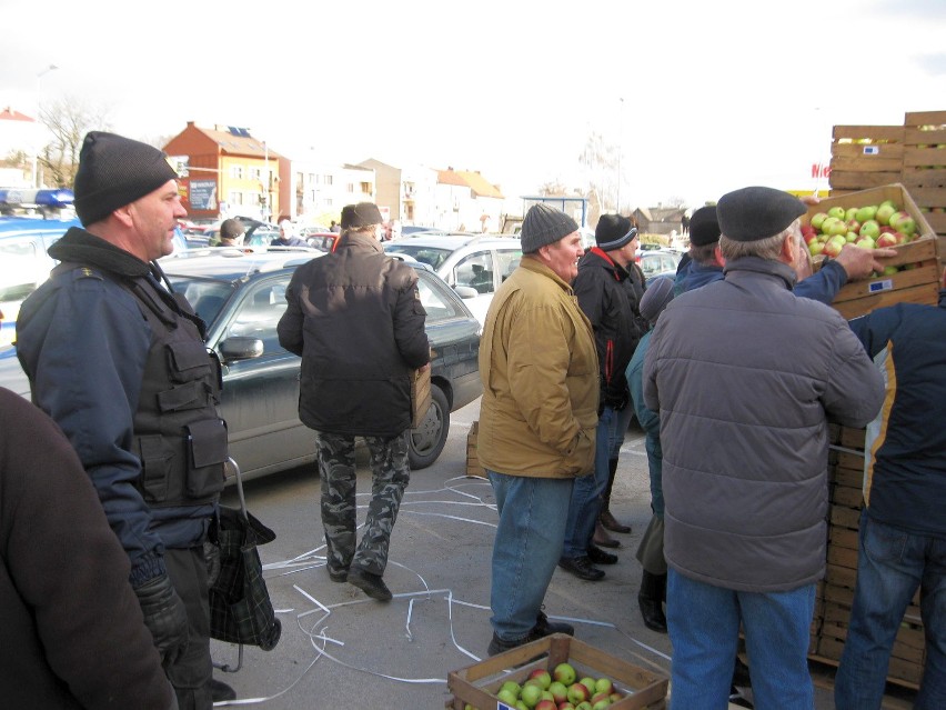 Wydawanie jabłek w Starachowicach nadzorują dwaj strażnicy...