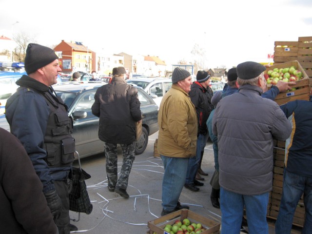 Wydawanie jabłek w Starachowicach nadzorują dwaj strażnicy Straży Miejskiej