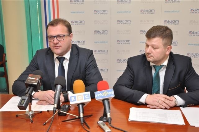 Prezydent Radosław Witkowski (z lewej) i wiceprezydent Jerzy Zawodnik, chcą zwiększyć wydatki na inwestycje w szpitalu.