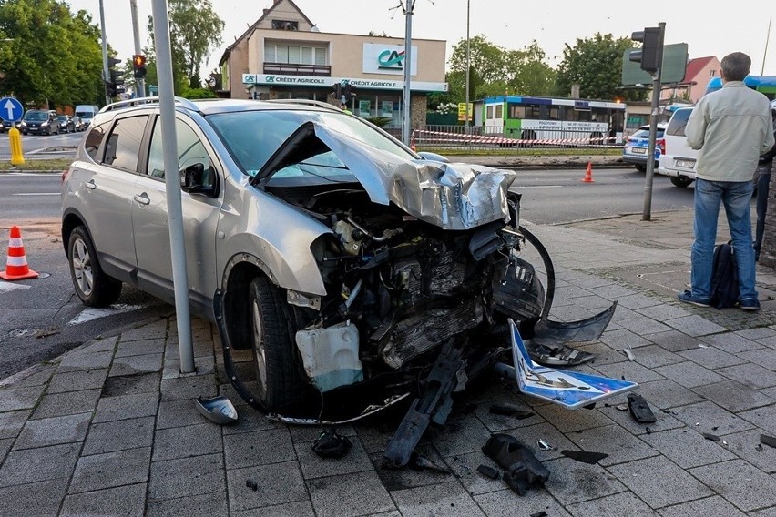 Wypadek na Mickiewicza w Szczecinie. Samochód zderzył się z...