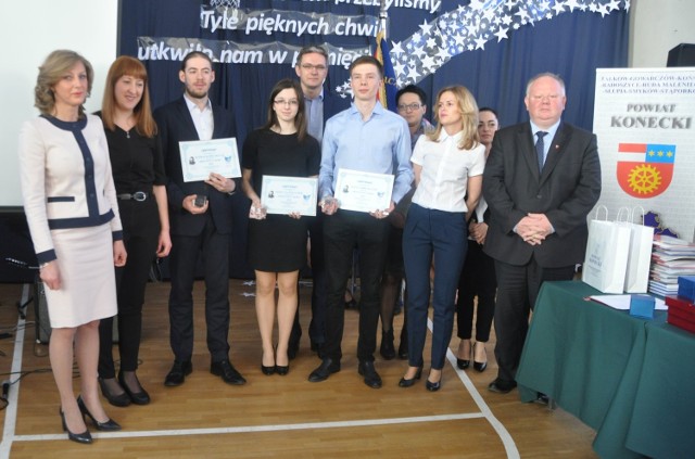 Gościem “nowego” liceum w Końskich był marszałek Adam Jarubas, który wręczał nagrody “Absolwentem Roku”.