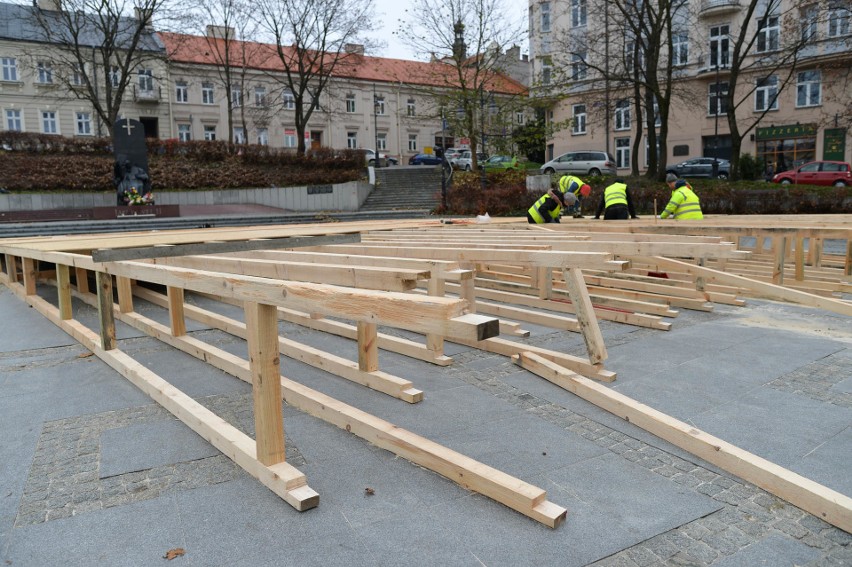 Na Placu Niepodległości w Przemyślu trwa budowa mobilnego...