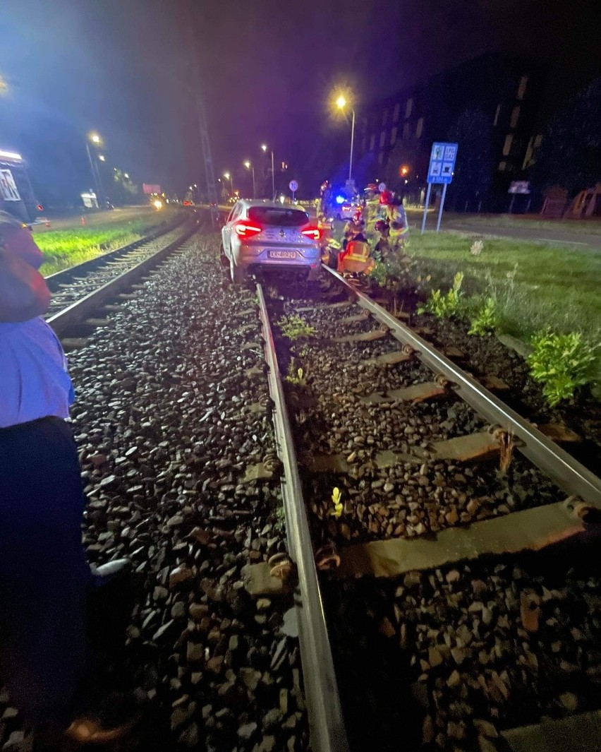 Kraków. Samochód na torowisku. Nocna akcja służb