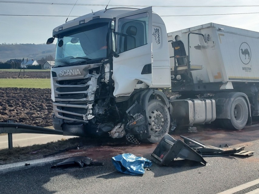 Tragiczny wypadek na obwodnicy Wojnicza. Zginął kierowca samochodu osobowego. DW nr 975 jest całkowicie zablokowana
