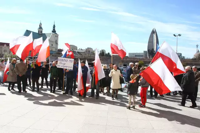 We wtorek przed urzędem wojewódzkim w Rzeszowie pikietowali głównie mieszkańcy Pogwizdowa Nowego, Malawy i Racławówki Doły, którzy chcą przyłączenia do miasta.