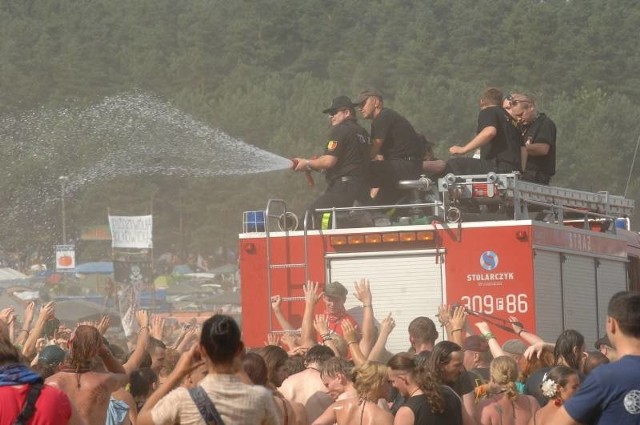 Strażacy polewają wodą rozgrzany tłum na Przystanku Woodstock 2012.
