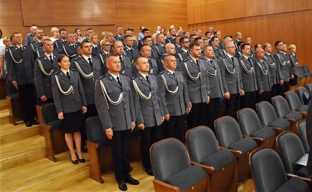 W Sali Koncertowej im. Ireny Dubiskiej odbyły się w piątek obchody Święta Policji. Podczas uroczystości duża grupa funkcjonariuszy z powiatu inowrocławskiego otrzymała awanse na wyższe stopnie służbowe.Stopień inspektora nadano Marcinowi Ratajczakowi, komendantowi powiatowemu policji w Inowrocławiu. Podinspektorem został Rafał Wójcik, a komisarzami: Tomasz Sobolewski i Tomasz Dankowski. Do stopnia aspiranta sztabowego awansowali: Łukasz Bierła, Adam Darabasz, Marcin Derkowski, Krzysztof Dzierżawski, Marcin Frankowski, Janusz Grzeszak, Tomasz Janeczek, Andrzej Korejba, Michał Kurczewski, Paweł Mila, Damian Mróz, Artur Najdek, Sławomir Paluszak, Rafał Pokorski, Juliusz Ruczkowski, Damian Rychwicki, Piotr Szpadziński, Bartłomiej Szuflada, starszymi aspirantami zostali: Jarosław Fajge, Bartosz Góra, Tomasz Konopa, Sławomir Wieczorek, Tomasz Zawadzki i Krzysztof Żurawski. Awanse na stopień aspiranta otrzymali: Sylwia Ceglarek, Krzysztof Fabiański, Mariusz Grąźlewski, Błażej Jakubowski, Izabela Lewicka-Woszczak, Justyna Piątkowska, Piotr Radliński, Andrzej Sobecki, Michał Śmigielski i Rafał Wikarski. Młodszymi aspirantami zostali: Stanisław Agaś, Karol Barczak, Tomasz Błażejewski, Patryk Bolewski, Iwona Chruścicka, Marek Fojutowski, Łukasz Gamrat, Marcin Grzegrzułka, Marcin Jakubowski, Rajmund Jarmuż, Łukasz Jezierski, Damian Kacprzak, Marcin Kościński, Monika Maćkowiak, Grzegorz Małetka, Jacek Ogrodowski, Szymon Olszewski, Ewa Osińska, Edward Przybysz, Remigiusz Sobecki, Aleksandra Uławska, Mirosław Uszyński, Paweł Wagner. Do stopnia sierżanta sztabowego awansowali: Radosław Białka, Milena Błaszak, Maciej Ćwikła, Damian Domka, Paweł Dziennik, Mariusz Fałdziński, Maciej Goczkowski, Robert Grygiel, Przemysław Jaśkowiak, Marcin Kasiorek, Krzysztof Lewandowski, Bartosz Mańkowski, Łukasz Michalczyk, Michał Ojczenasz, Tomasz Okulski, Michał Oszuścik, Adam Sojkowski, Piotr Ziółkowski i Tomasz Żurański. Starszymi sierżantami są obecnie: Grzegorz Błaszczyk, Magdalena Bochat, Honorata Czyżewska, Karol Furyk, Krzysztof Kowalski, Bartłomiej Koziński, Marcin Kozłowski, Marcin Majer, Kamil Majerski, Tomasz Nawrocki, Katarzyna Nizioł, Michał Parzyszek, Krystian Perdał, Adam Trando, zaś sierżantami zostali: Marek Baranowski, Łukasz Burzec, Łukasz Chełminiak, Jan Sobczak, Dawid Sosnowski. Do stopnia starszego posterunkowego awansowali: Przemysław Bajerowski, Krzysztof Giezek, Jakub Giza, Ariel Jęcek, Adam Świątkowski i Tomasz Tomaszewski. Medalami "Za Długoletnią Służbę" uhonorowano: złotymi - asp. szt. Piotra Kapuśniaka i Barbarę Łukomską, srebrnym - asp. szt. Marcina Dębowskiego. Odznaki "Zasłużony Policjant" otrzymali: srebrną - podinsp. Piotr Kujawa, a brązowe - podinsp. Maciej Hopcia i asp. szt. Rafał Sowiński. Srebrnymi Medalami "Za Zasługi dla Policji" wyróżniono: Dariusza Witczaka, burmistrza Kruszwicy i Tadeusza Kacprzaka, wójta gm. Inowrocław.