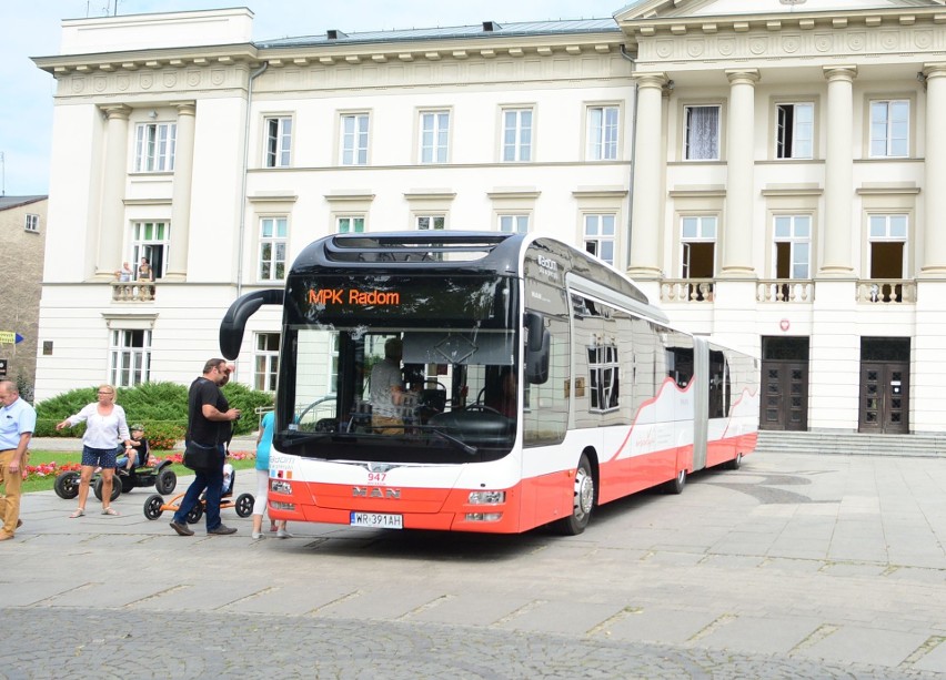 Autobus w biało-czerwonych barwach i napisem „Niepodległa”...