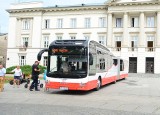 Najdłuższy w Radomiu autobus marki Man wyjechał na ulice miasta. Jest pomalowany w biało - czerwone barwy z okazji 100-lecia niepodległości