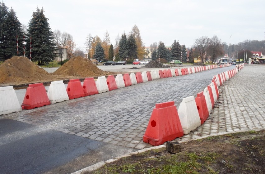 Końcowy etap prac na placu św. Jadwigi Śląskiej w Krośnie...