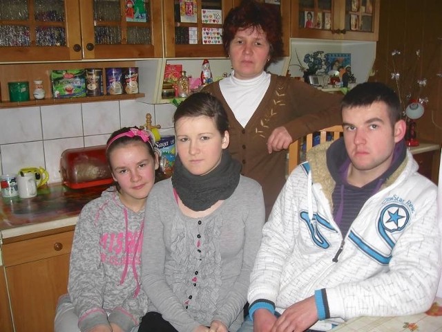 Ewa Kubera z synem Rafałem i córkami Moniką i Elą. Rodzina przez długi czas miała nadzieję, że pan Mieczysław odnajdzie się żywy.