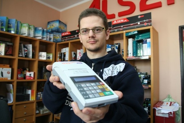 Łukasz Guzik z chojnickiej firmy Komnet pokazuje jedną z mniejszych i tańszych kas fiskalnych. Nadają się one m.in. dla lekarzy