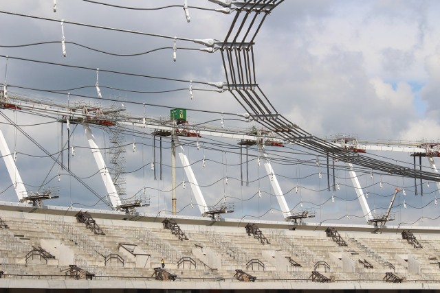 Na stadionie wymieniono już pechowe "krokodyle", czyli elementy podtrzymujące liny, na tzw ryby piły. Od tygodnia trwa pierwszy etap prac.  W górę podnoszona jest konstrukcja linowej dachu