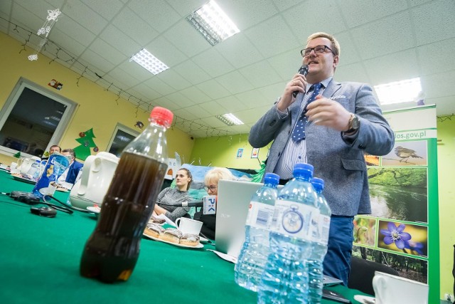 To, co stoi na stole, to nie popularny napój orzeźwiający - taką wodę mają mieszkańcy Łęgnowa i Plątnowa. W butelce znajduje się próbka wody pobrana przez krakowskich naukowców.