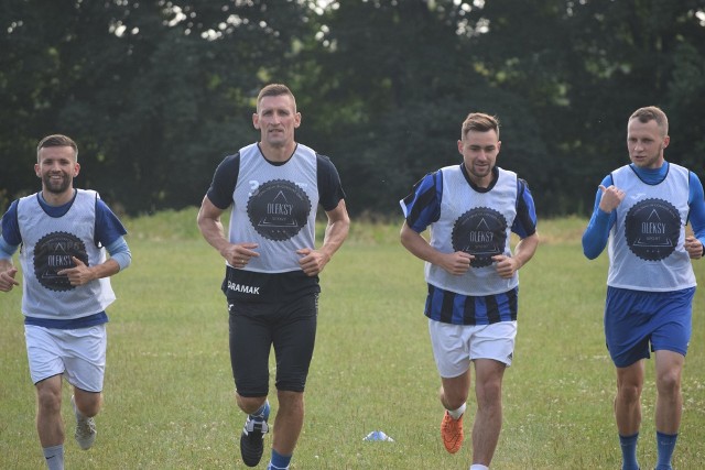 Na bocznym boisku stadionu w Jarosławiu, odbyły się testy sprawnościowe zawodników 4-ligowego JKS-u. Pierwszy test badał szybkość, a drugi wydolność. Firmą która przeprowadziła testy jest Oleksy - Sport, a całość ufundowała Szkoła Mistrzostwa Sportowego.ZOBACZ TEŻ: Jedenastka sezonu 4 ligi podkarpackiej. Izolator Boguchwała i Wisłoka Dębica mają w niej po dwóch piłkarzy 