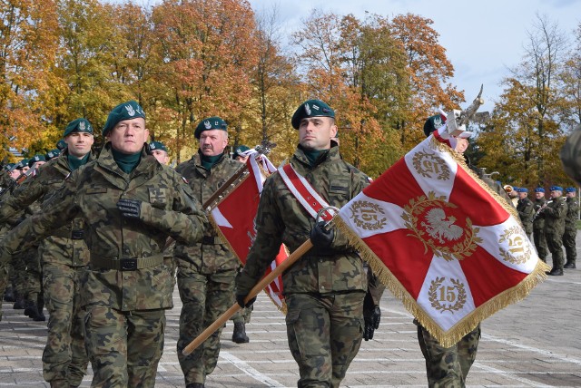 Święto brygady sieradzkiej z udziałem żołnierzy USA. Sztandar WP dla jednostki