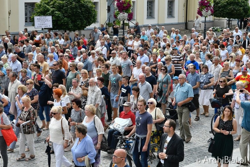 Przemarszem przez centrum miasta i wspólną modlitwą przed...