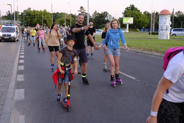 Miłośnicy jazdy na rolkach mieli w sobotę (14.08) okazję przejechać 10-kilometrowa trasę poprowadzoną ulicami Torunia. Przejazd odbył się w asyście policji i medyków, którzy dbali o bezpieczeństwo uczestników. Nocna akcja był finałem odbywającej się na parkingu centrum handlowego Plaza imprezy pod hasłem "Toruń kocha rolki 2021". Obejrzyjcie naszą fotorelację.