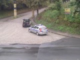 Wypadek na ul. Warcisława w Szczecinie. Ulica jest zamknięta. Dwie osoby uciekły z miejsca zdarzenia. Trwają poszukiwania