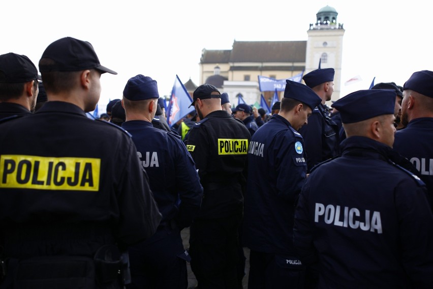 Protest policjantów w Warszawie. Mundurowi domagają się...