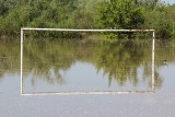 Wysoki stan wody na Wiśle w Puławach i Kazimierzu Dolnym. Mieszkańcy i turyści patrzą na rzekę z niepokojem