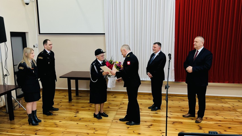 Emerytowani strażacy ochotnicy z gminy Kunów odebrali dodatki do emerytur. Była wśród nich kobieta. Zobacz zdjęcia