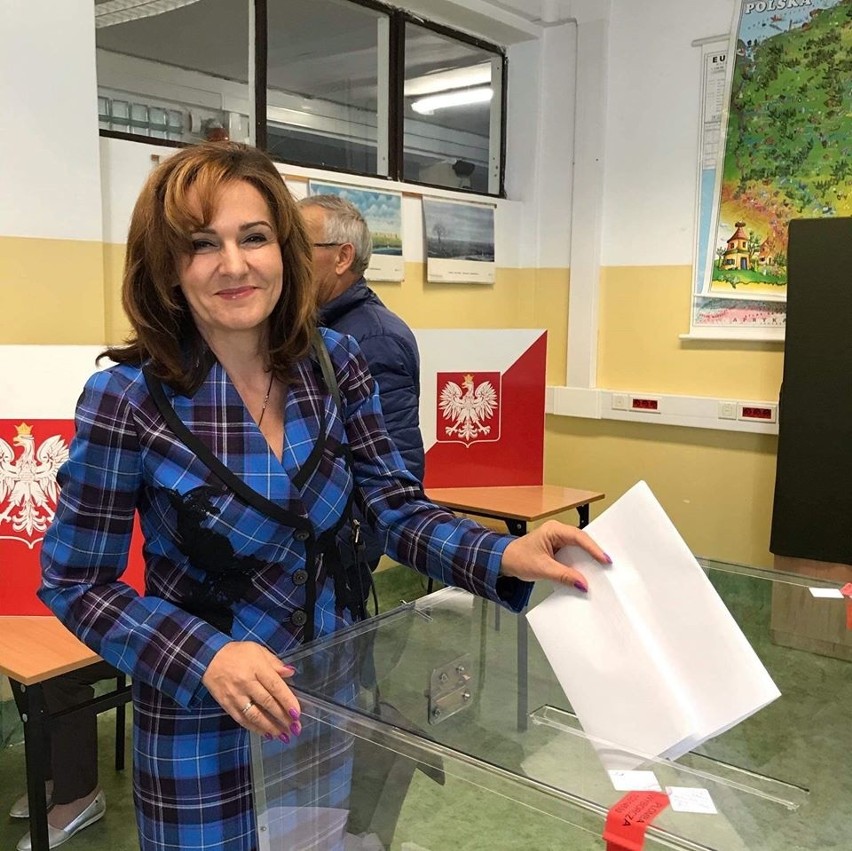 Gabriela Morawska-Stanecka w lokalu wyborczym podczas...