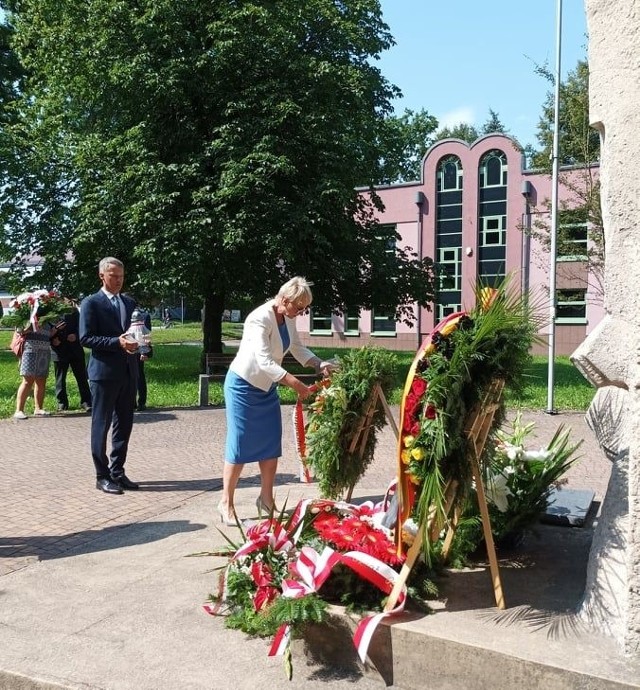 Przed pomnikiem w Brzeszczach odbyły się obchody 79. rocznicy przybycia pierwszego transportu więźniów z niemieckiego nazistowskiego obozu koncentracyjnego i zagłady KL Auschwitz-Birkenau do podobozu KL Auschwitz-Jawischowitz