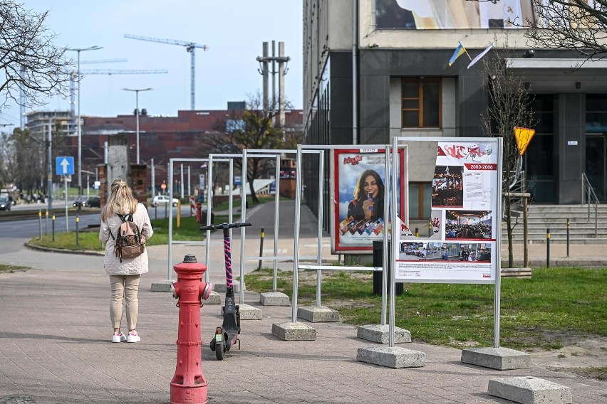 Zdewastowano wystawę poświęconą Janowi Pawłowi II. Jest...