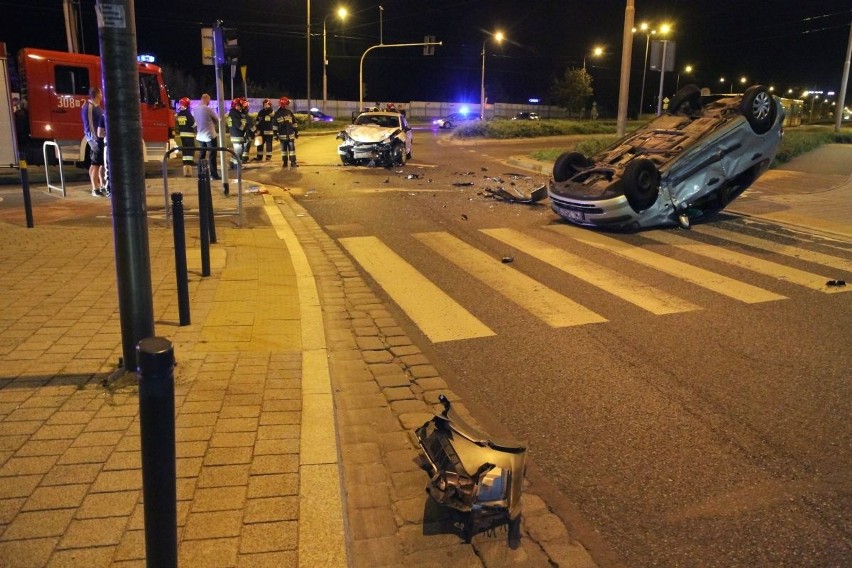 Wypadek na Wyszyńskiego. Honda na dachu, policjant ranny