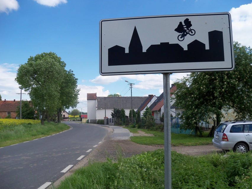 W wiosce Krakówkowice pod Otmuchowem ktoś dokleił do znaku...