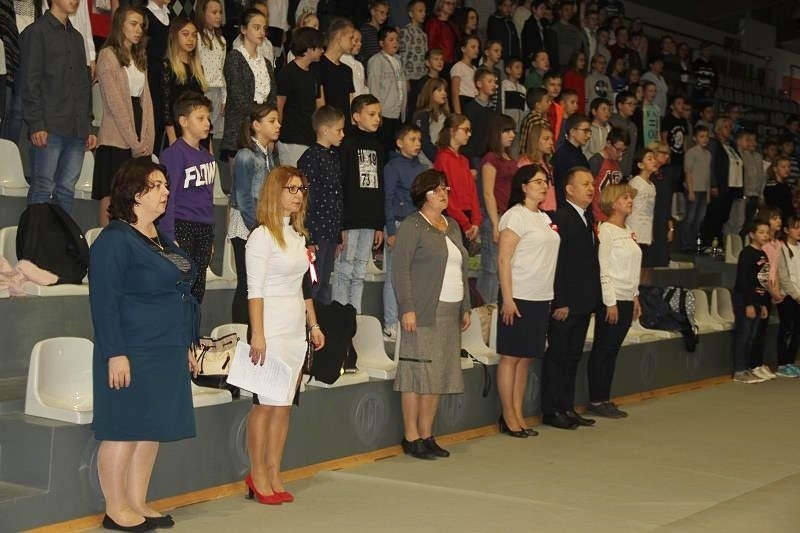 "Rekord dla Niepodległej" w powiecie kieleckim. Uczniowie śpiewali hymn w piątek o 11.11 [DUŻO ZDJĘĆ I FILMÓW]