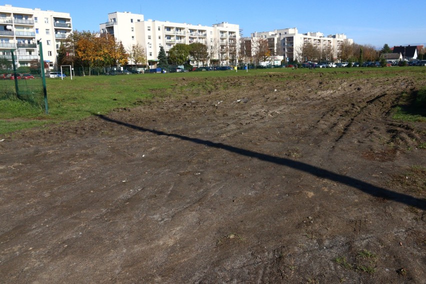 Błoto, kałuże, zniszczona zieleń - tak wygląda plac na...