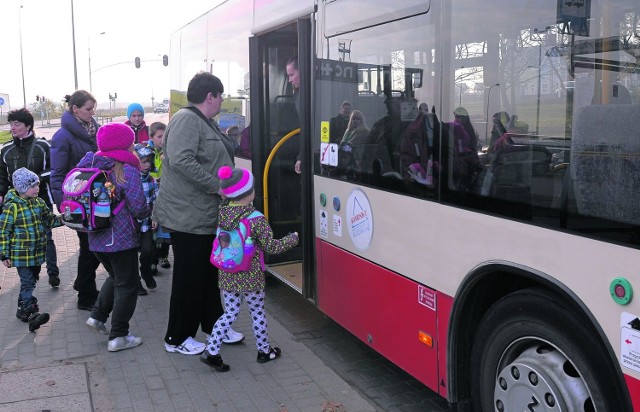 KZK GOP: Obowiązek zatrzymywania się na wszystkich przystankach wynika z przepisów o transporcie drogowym, a także z rozkładu jazdy i nie może zależeć od uznaniowej decyzji kierowcy i jego widzimisię